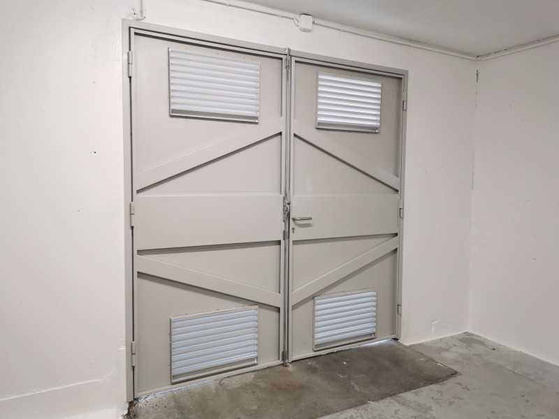 Fourniture et pose de portes en acier pour locaux techniques en résidence à Mérignac