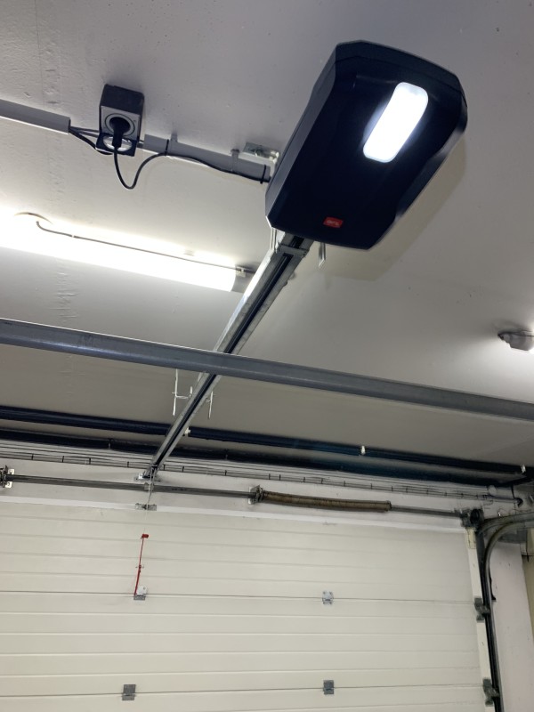 Dépose et remplacement d’un automatisme de porte sectionnel de garage chez un particulier à Bordeaux