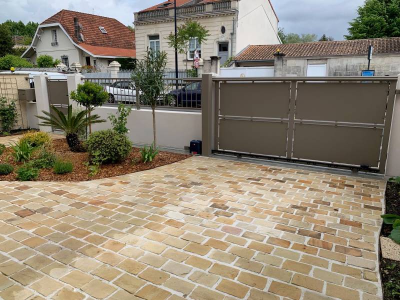 Installation d’un ensemble portail coulissant avec automate BFT, portillon et clôture sur mesure au Bouscat prés de Bordeaux