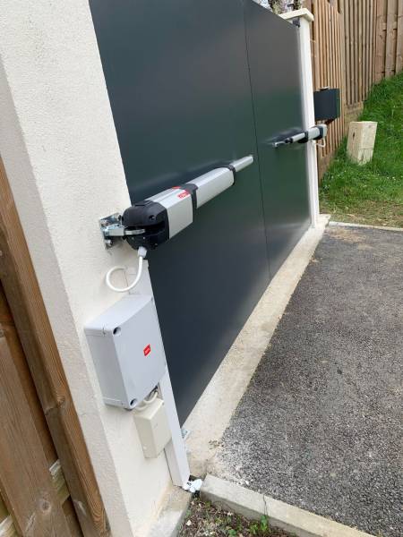 Fourniture et installation d’un automatisme BFT sur un portail battant existant avec contrôle à distance intratone à St Caprais de Bordeaux