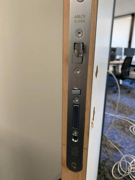 Fourniture et installation d’une serrure motorisée Abloy pour un professionnel à Mérignac proche de Bordeaux 