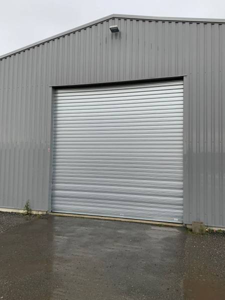 Fourniture et remplacement d’un rideau métallique motorisé suite à sinistre sur un bâtiment industriel à Pugnac