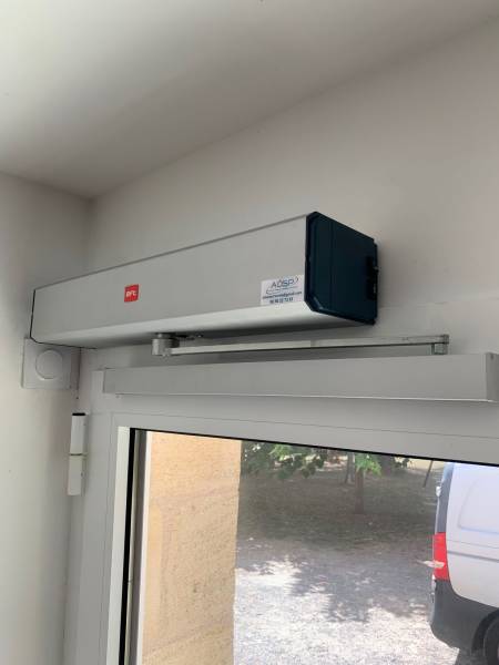 Fourniture et pose d’un automatisme sur une porte battante pour une personne à mobilité réduite à Grézillac